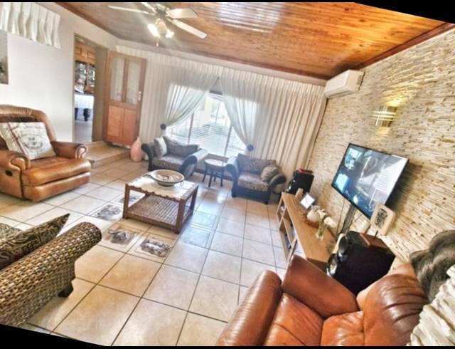 6 BEDROOM FREESTANDING FOR SALE IN MULBARTON